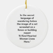 'Een vriendelijke hartelijke vrouw woont hier' vak Keramisch Ornament (Achterkant)