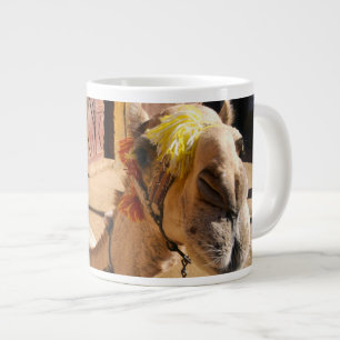 Een vriendelijke kameel wacht op zijn volgende ber grote koffiekop