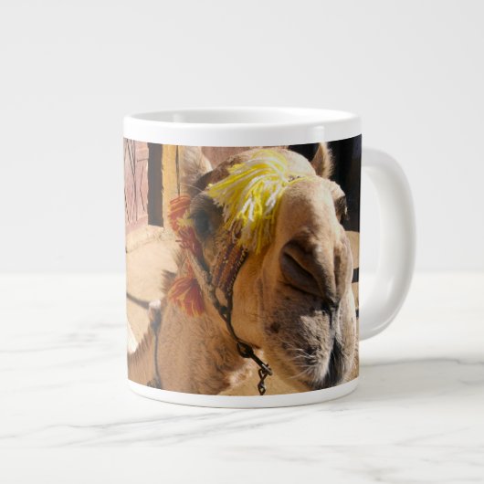 Een vriendelijke kameel wacht op zijn volgende ber grote koffiekop (Voorkant rechts)