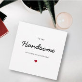 Een vriendje met een romantisch hart met gelukkige kaart