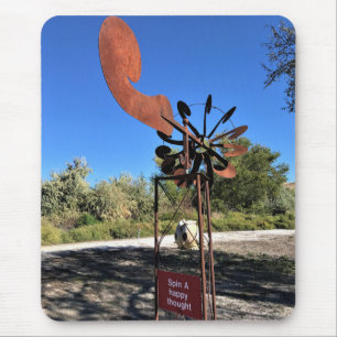 Een vrolijk denken, grappige gebarentaal draaien muismat