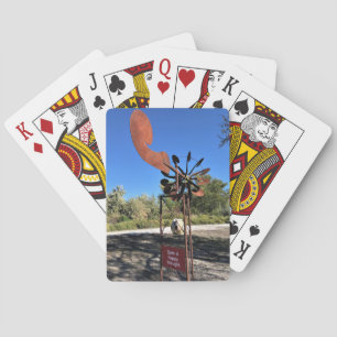 Een vrolijk denken, grappige gebarentaal draaien pokerkaarten