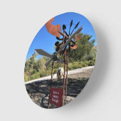 Een vrolijk denken, grappige gebarentaal draaien ronde klok (Hoek)