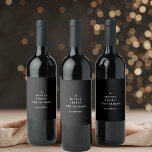 Een vrolijk klein kerstfeest zwart en wit wijn etiket<br><div class="desc">"Voeg een moderne touch toe aan uw vakantiefeesten met het A Merry Little Christmas Black and White Wine Label. Met een chique zwart-wit ontwerp is dit wijnlabel ideaal voor het schenken van een wijnfles of het personaliseren van uw eigen vakantie drinken. Of het nu gaat om een feestelijke bijeenkomst of...</div>