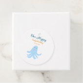 Een vrolijke blauwe octopus onder het zee bedankjes labels (In situ)