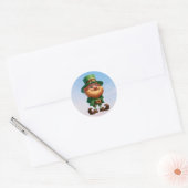 Een vrolijke kleine kabouter op St. Patrick's Day Ronde Sticker (Envelop)