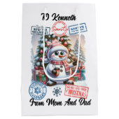 Een vrolijke sneeuwman naast een feestelijke kerst medium cadeauzakje (Achterkant)