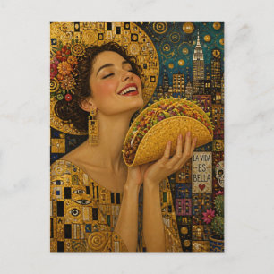 Een vrolijke vrouw met een taco  briefkaart