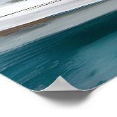 Een vrouw die afwas in een blauwe keuken. poster (Hoek)