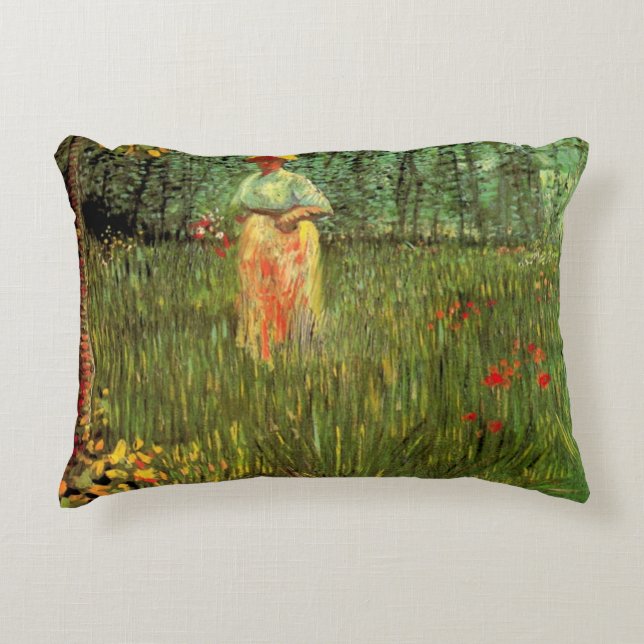 Een vrouw die in een tuin loopt door Vincent van G Accent Kussen (Voorkant)