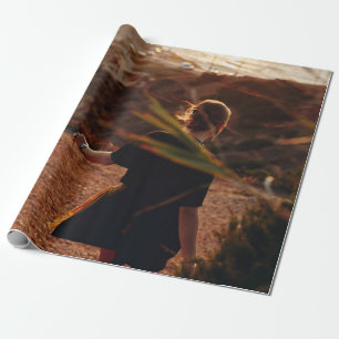Een vrouw die op steen loopt cadeaupapier