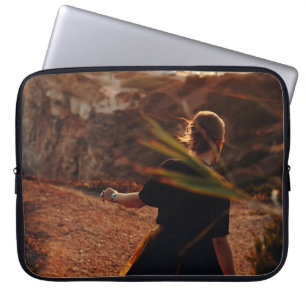Een vrouw die op steen loopt laptop sleeve