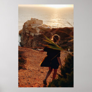 Een vrouw die op steen loopt poster