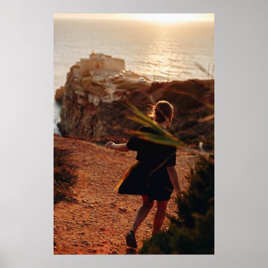 Een vrouw die op steen loopt poster (Voorkant)