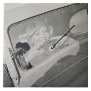 Een vrouw die rijdt, c.1930s (fotogravure) tegeltje