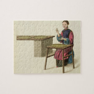 Een vrouw die thee voorbereidt, bord 21 uit 'The C Legpuzzel