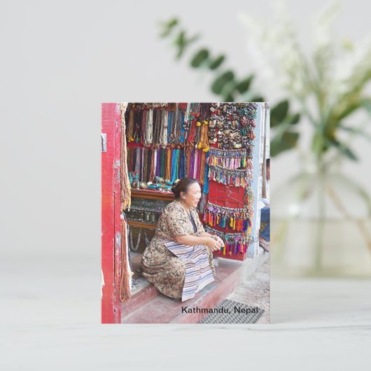 Een vrouw en haar kralenwinkel briefkaart (Staand voorkant)