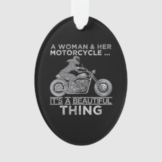 Een vrouw en haar motorrijtuigenartikelen voor fie ornament