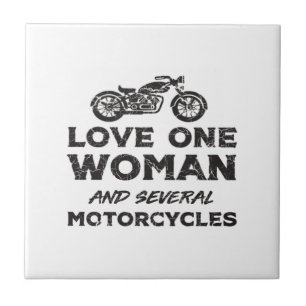 Eén vrouw en meerdere motorfietsen essentieel tegeltje
