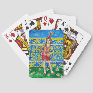 Een vrouw gekleed in traditionele kledij pokerkaarten