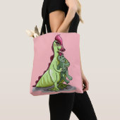 Een Vrouw Hadrosaurus met een pop. Tote Bag (Dichtbij)