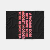 Een vrouw hoeft niet bescheiden te zijn om te word fleece deken (Voorkant (Horizontaal))