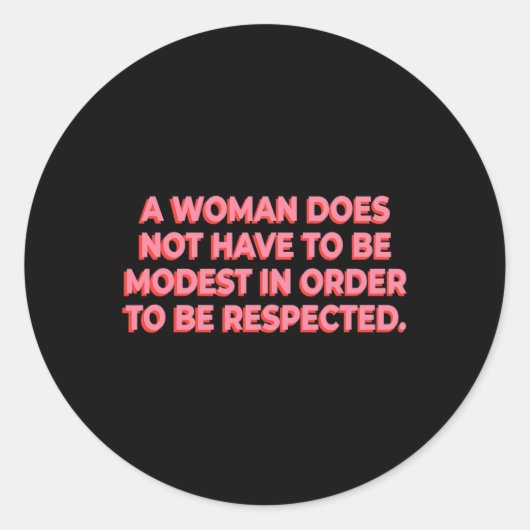 Een vrouw hoeft niet bescheiden te zijn om te word ronde sticker (Voorkant)