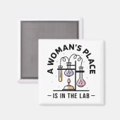 Een vrouw hoort thuis in het lab – STEM-kunst Magneet (Voorkant / Achterkant)