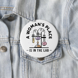 Een Vrouw Hoort Thuis in het Lab – STEM Kunst Ronde Button 4,0 Cm