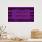 Een vrouw houdt hun eigen raad poster (Keuken)