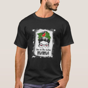 Een vrouw in de Melon Mama Leopard Watermeloen T-shirt