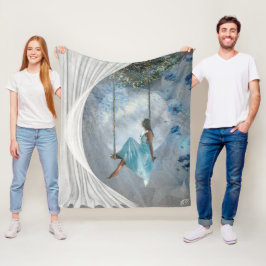 Een vrouw in een blauwe jurk op een vleugel fleece deken