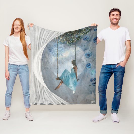 Een vrouw in een blauwe jurk op een vleugel fleece deken (In situ)