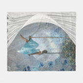 Een vrouw in een blauwe jurk op een vleugel fleece deken (Voorkant (Horizontaal))