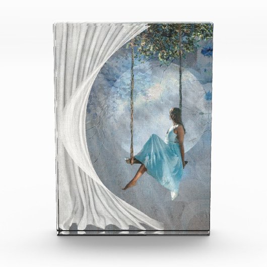 Een vrouw in een blauwe jurk op een vleugel fotoblokken (Voorkant)