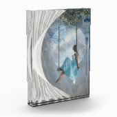 Een vrouw in een blauwe jurk op een vleugel fotoblokken (Links)