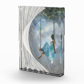 Een vrouw in een blauwe jurk op een vleugel fotoblokken (Rechts)