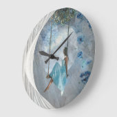 Een vrouw in een blauwe jurk op een vleugel grote klok (Hoek)