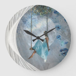 Een vrouw in een blauwe jurk op een vleugel grote klok