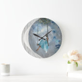 Een vrouw in een blauwe jurk op een vleugel grote klok (Huis)