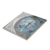 Een vrouw in een blauwe jurk op een vleugel tegeltje (Zijkant)