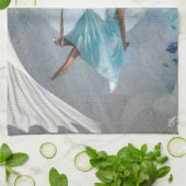 Een vrouw in een blauwe jurk op een vleugel theedoek (Gevouwen)