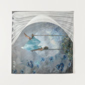 Een vrouw in een blauwe jurk op een vleugel wandkleed (Voorkant (horizontaal))