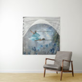 Een vrouw in een blauwe jurk op een vleugel wandkleed (In Situ (horizontaal))