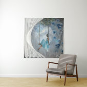 Een vrouw in een blauwe jurk op een vleugel wandkleed (In situ)