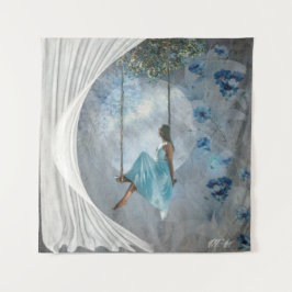 Een vrouw in een blauwe jurk op een vleugel wandkleed