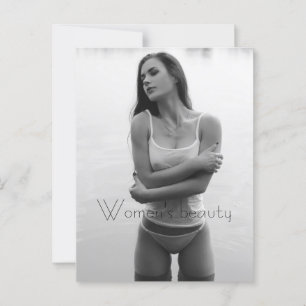 Een vrouw in een kort wit T-shirt Briefkaart