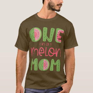Een vrouw in een meloen moeder die watermeloen op t-shirt