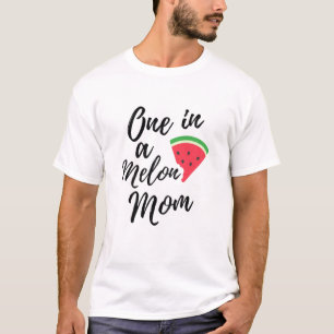 Een vrouw in een Melon Mam Funny Watermeloen T-shirt