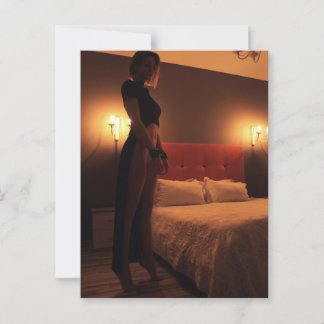 Een vrouw in een zwarte mantel in een donkere kame briefkaart